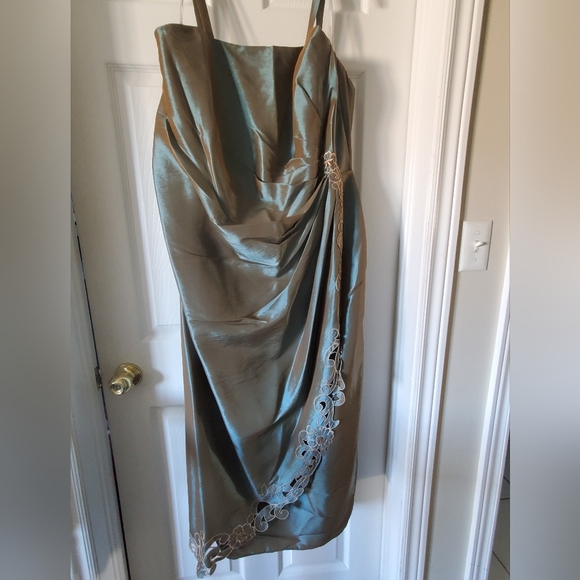 Plus Size Holiday  Party  Dress - Picture 2 of 2